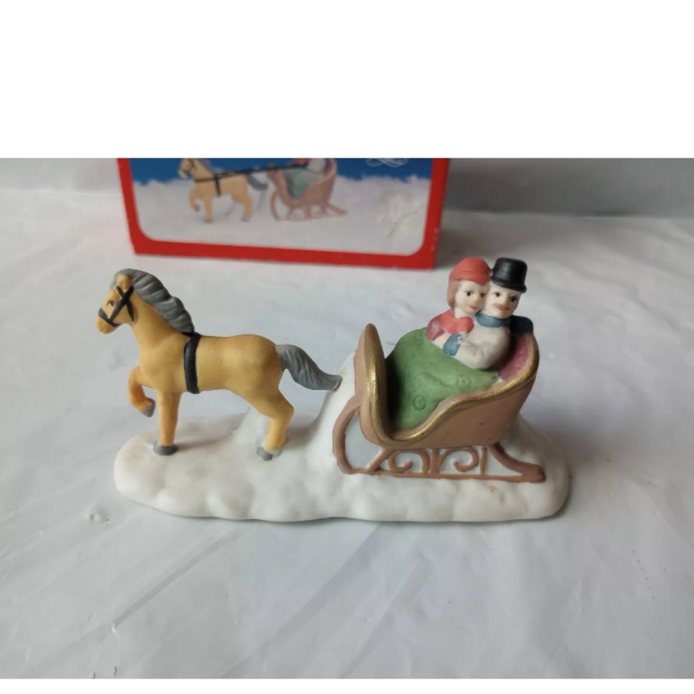 Vtg Christmas Collectibles Hand Crafted Porcelain Mini Carriage Santa's …